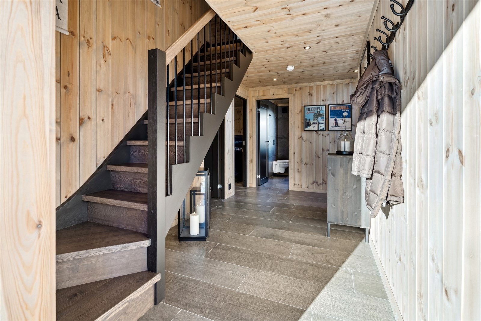 Entré - praktisk med fliser på gulvet med varmekabler Galleribilde