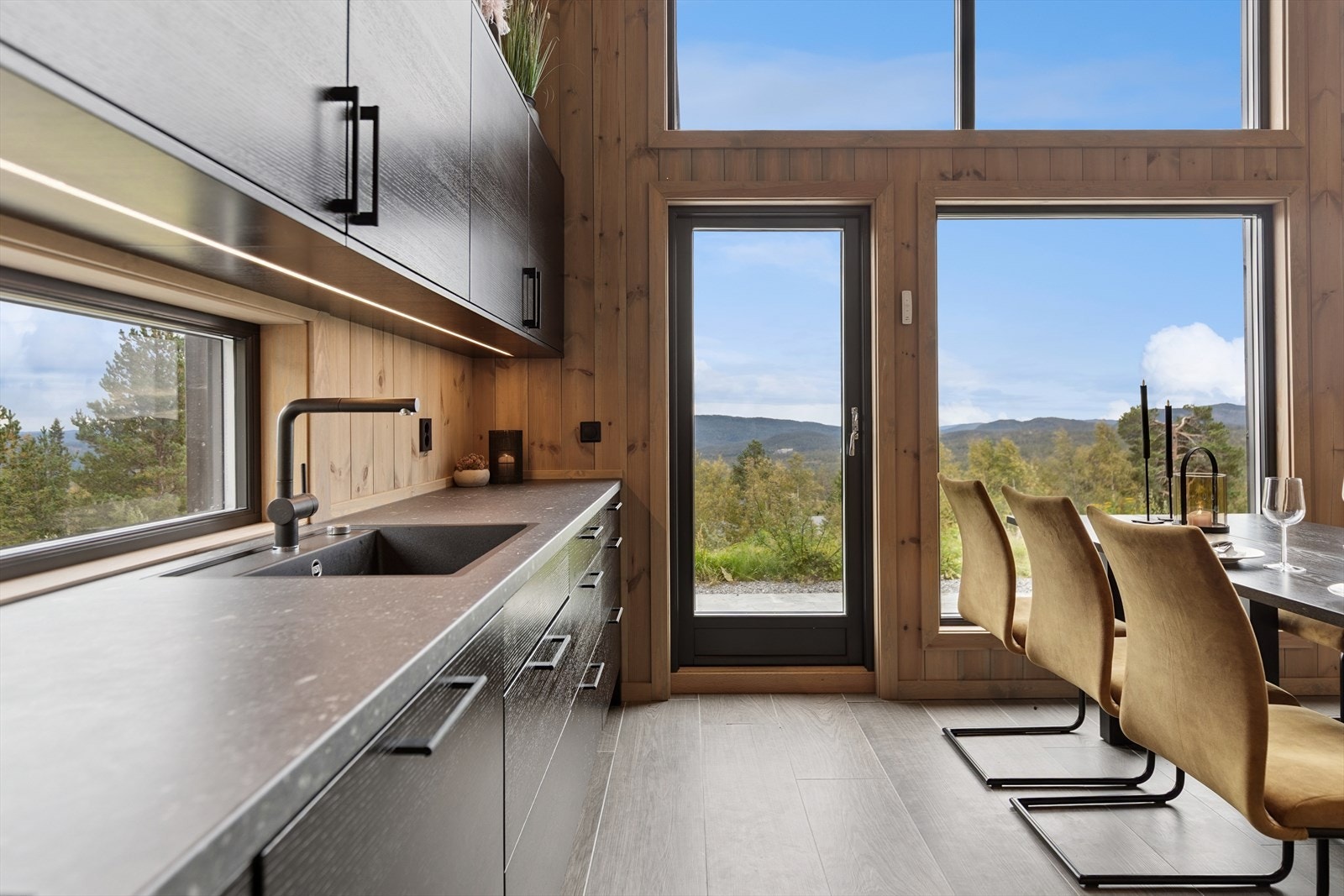 Fra kjøkken/stue har man utgang til terrassen Galleribilde