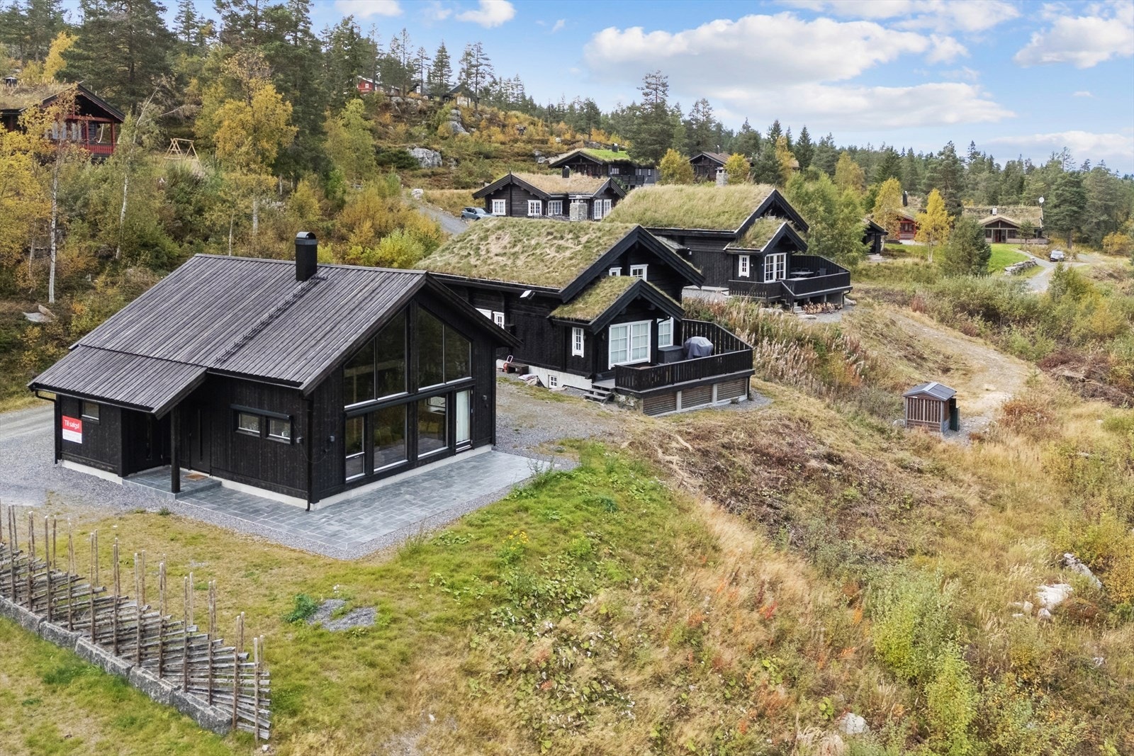 Velkommen til Nedre Gvelvbrekka 14 - en moderne og stilfull hytte - meget arealeffektiv med 4 soverom, 2 bad, 2 stuer, stue/kjøkken og utvendig isolert bod hvor man bla kan ha vaskemaskin. FOTO: Bjørn Sørheim / EFKT Galleribilde