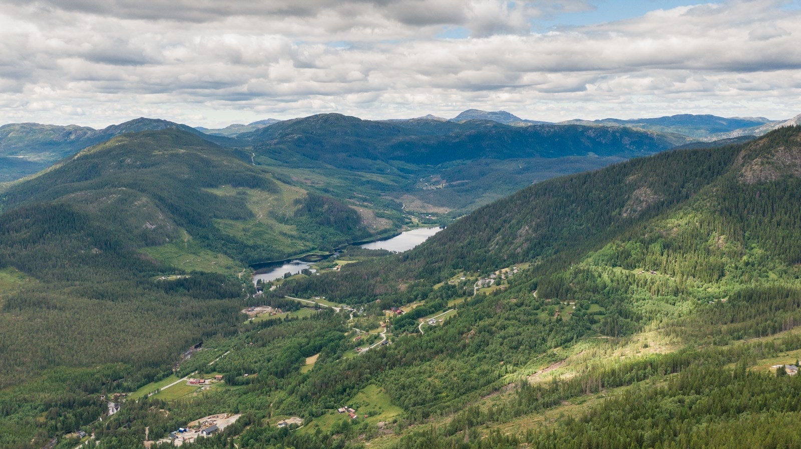 sh0483_flugonfjellvegen-56-drone-sommer_foto_stein-hofve.jpg Galleribilde
