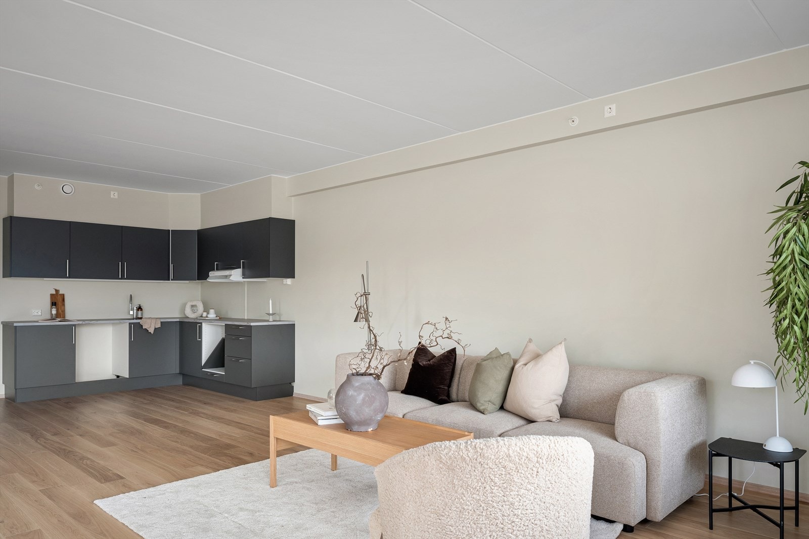 Luftig stue med åpen kjøkkenløsning. Det er i nyere tid blitt montert hvitevarer på kjøkken som medfølger handelen. Frittstående kjøleskap, resten integrert i kjøkken. Galleribilde