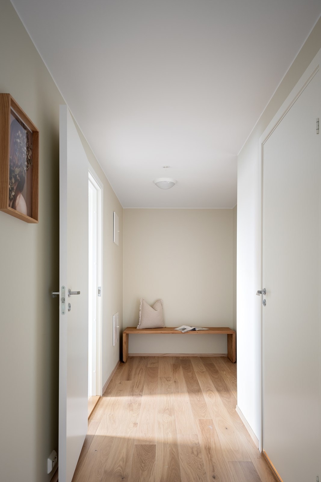 Lys gang med plass til og henge fra seg yttertøy. Galleribilde