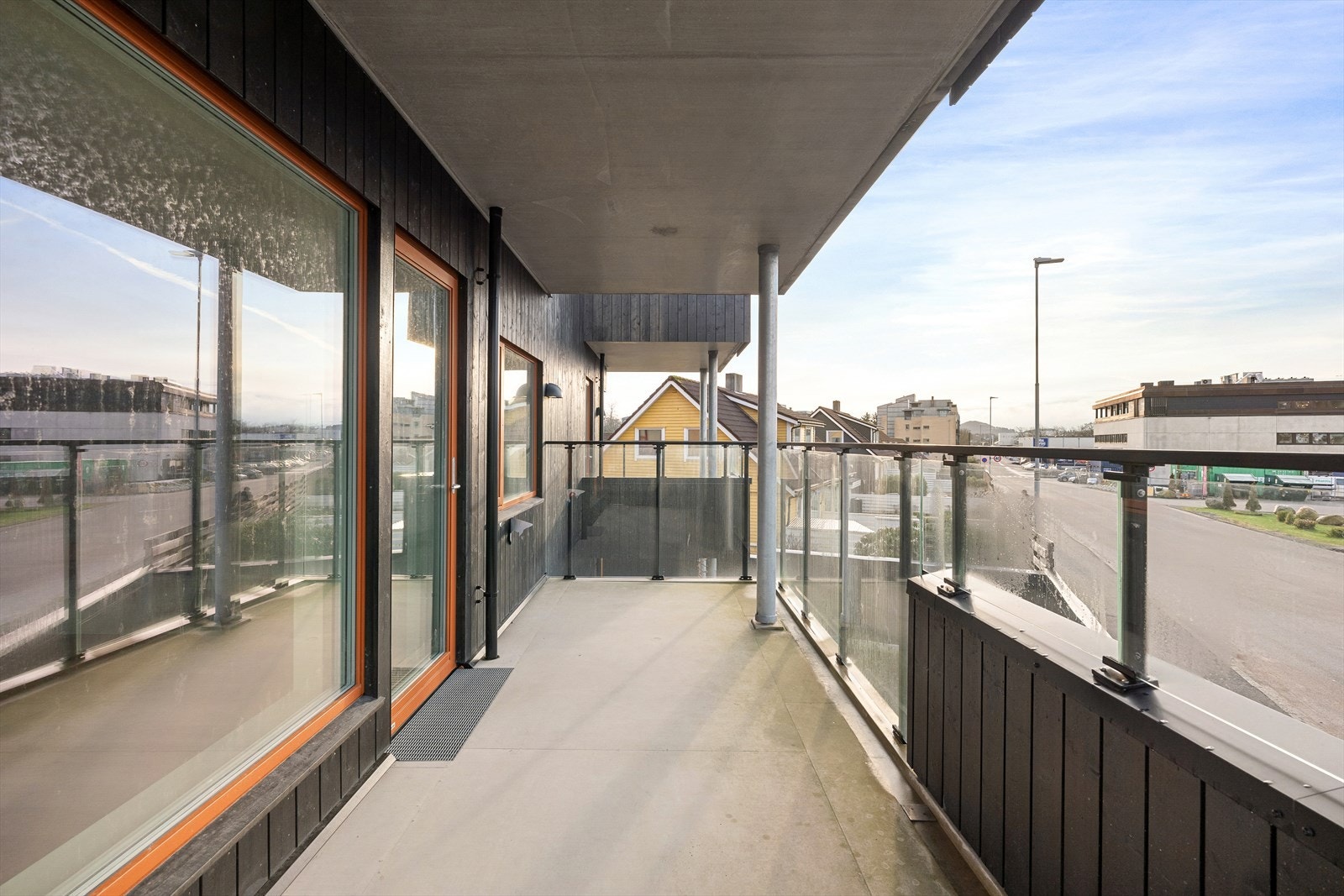 Leiligheten ligger i byggets 2. etasje med balkong mot vest. Sol på ettermiddag/kveld. Galleribilde