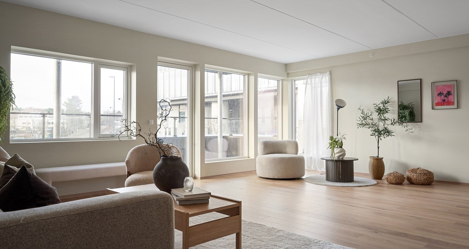 Alle vinduene mot vest og 1 vindu mot nord (vinduene på bilde) vil få montert plissegardiner. Galleribilde