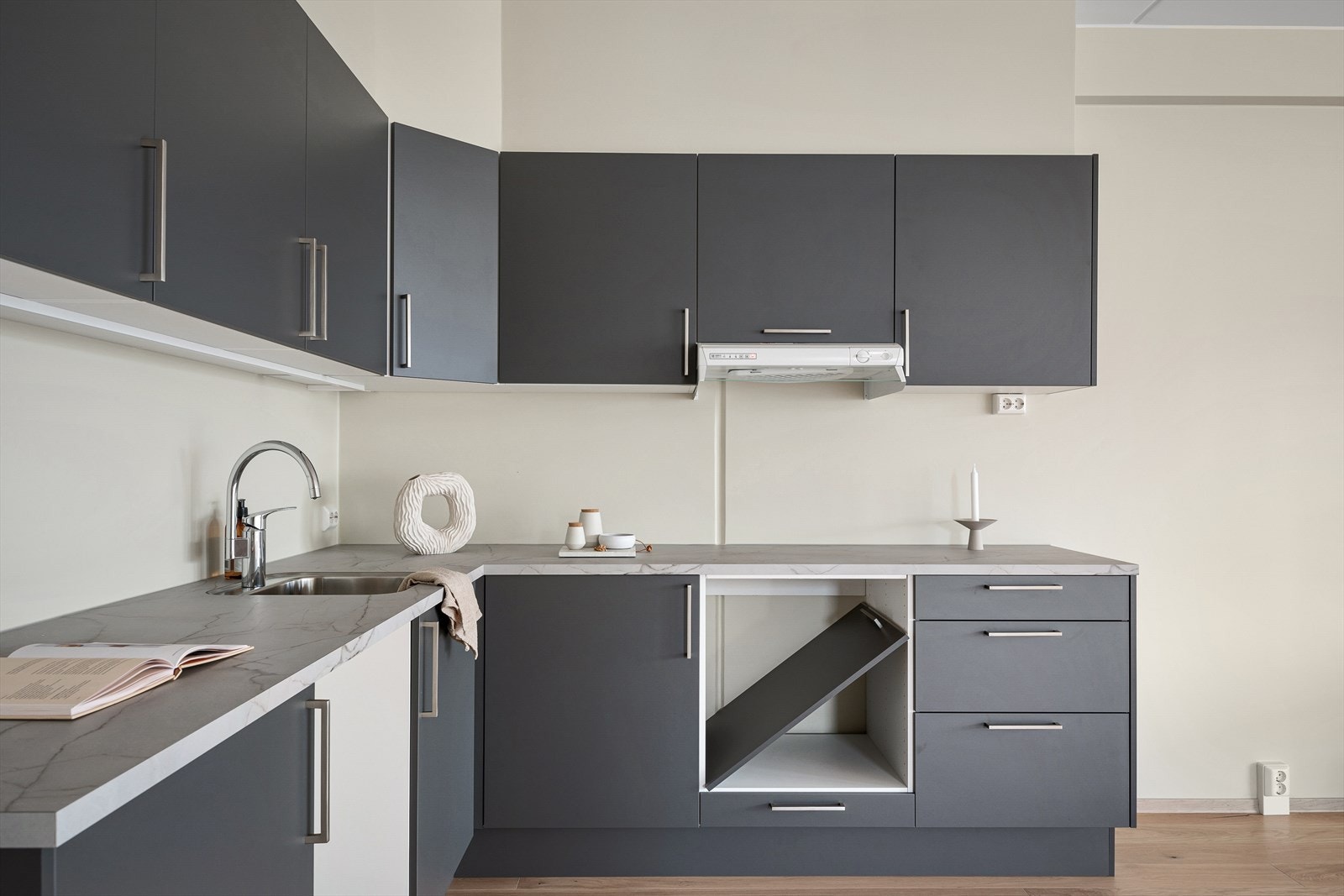 Stilren og moderne kjøkkeninnredning levert av Norema. Det er i nyere tid blitt montert hvitevarer på kjøkken som medfølger handelen. Frittstående kjøleskap, resten integrert i kjøkken. Galleribilde