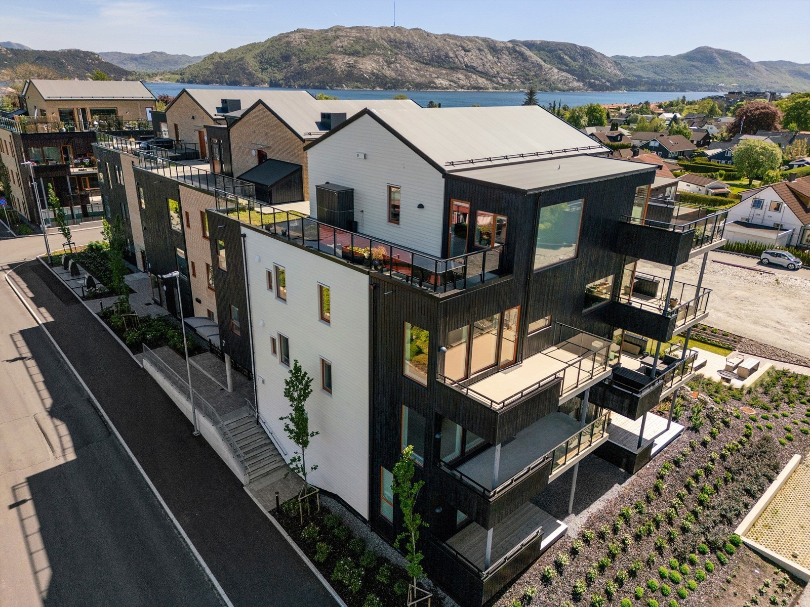 Flotte felles uteområder pent opparbeidet med lekeplasser, sittegrupper, grøntområder, plen og annen beplantning. Galleribilde