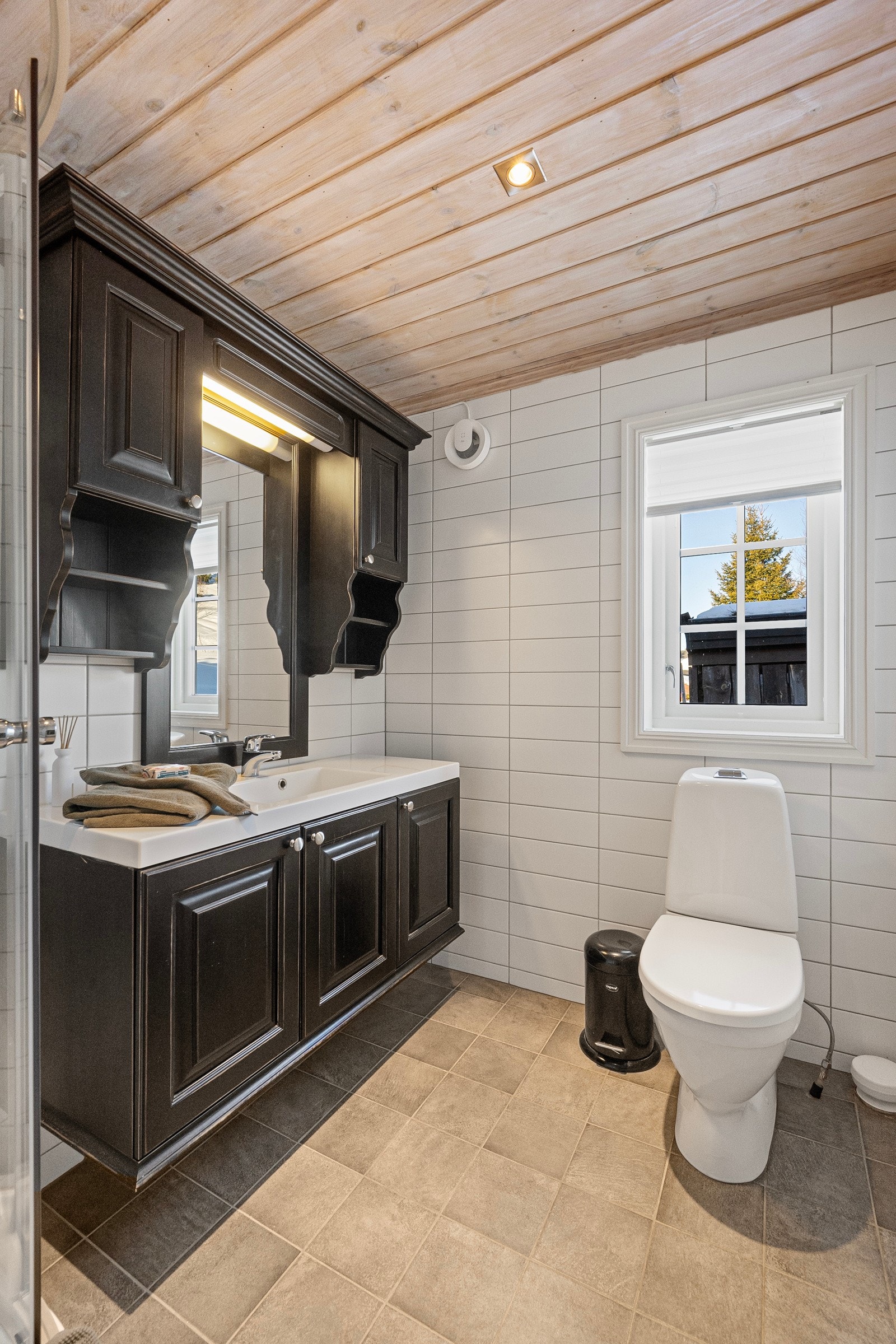 Bad med flislagte gulv og vegger Galleribilde