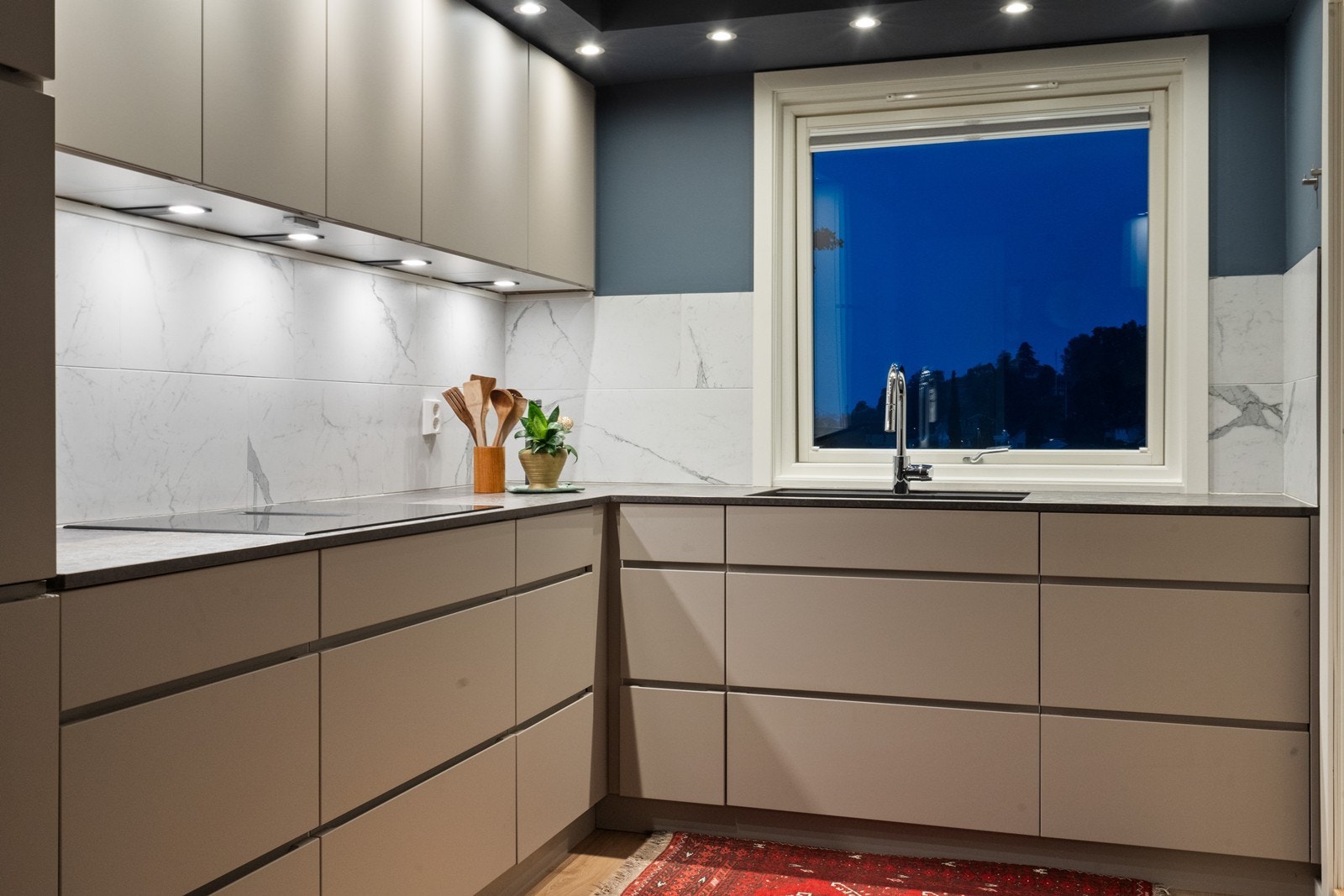 Godt opplyst kjøkken og bra med skapplass. Galleribilde