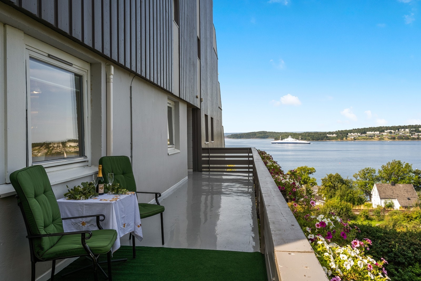 Det er flott utsikt fra uteplassen som har adkomst fra stuen. Herifra er det også nedgang til sameiets plenområder. Galleribilde