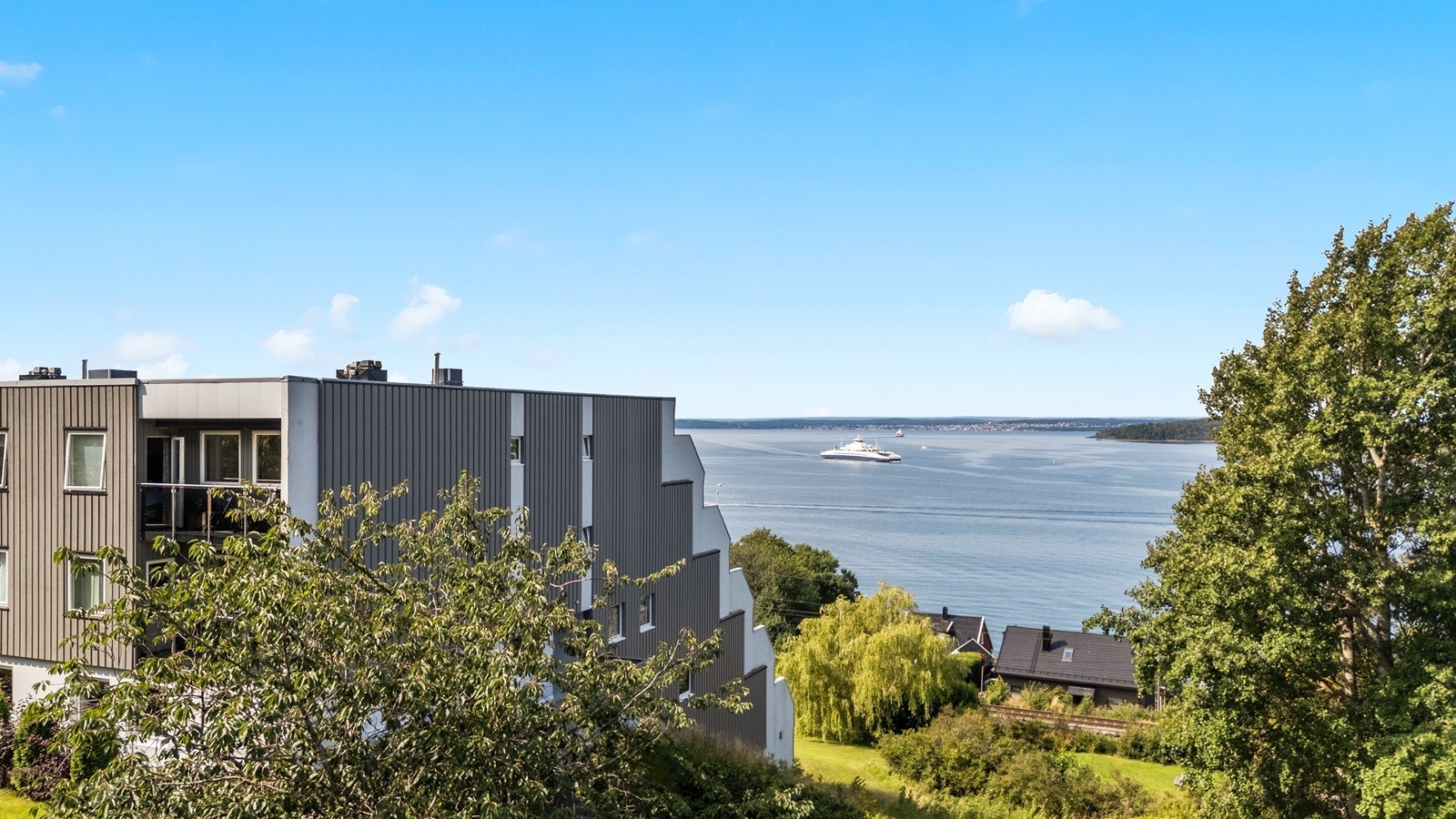 Leiligheten ligger i et av Moss beste boligstrøk - Fantastisk sjøutsikt -Gangavstand til strand, turområder og nærbutikk! Galleribilde