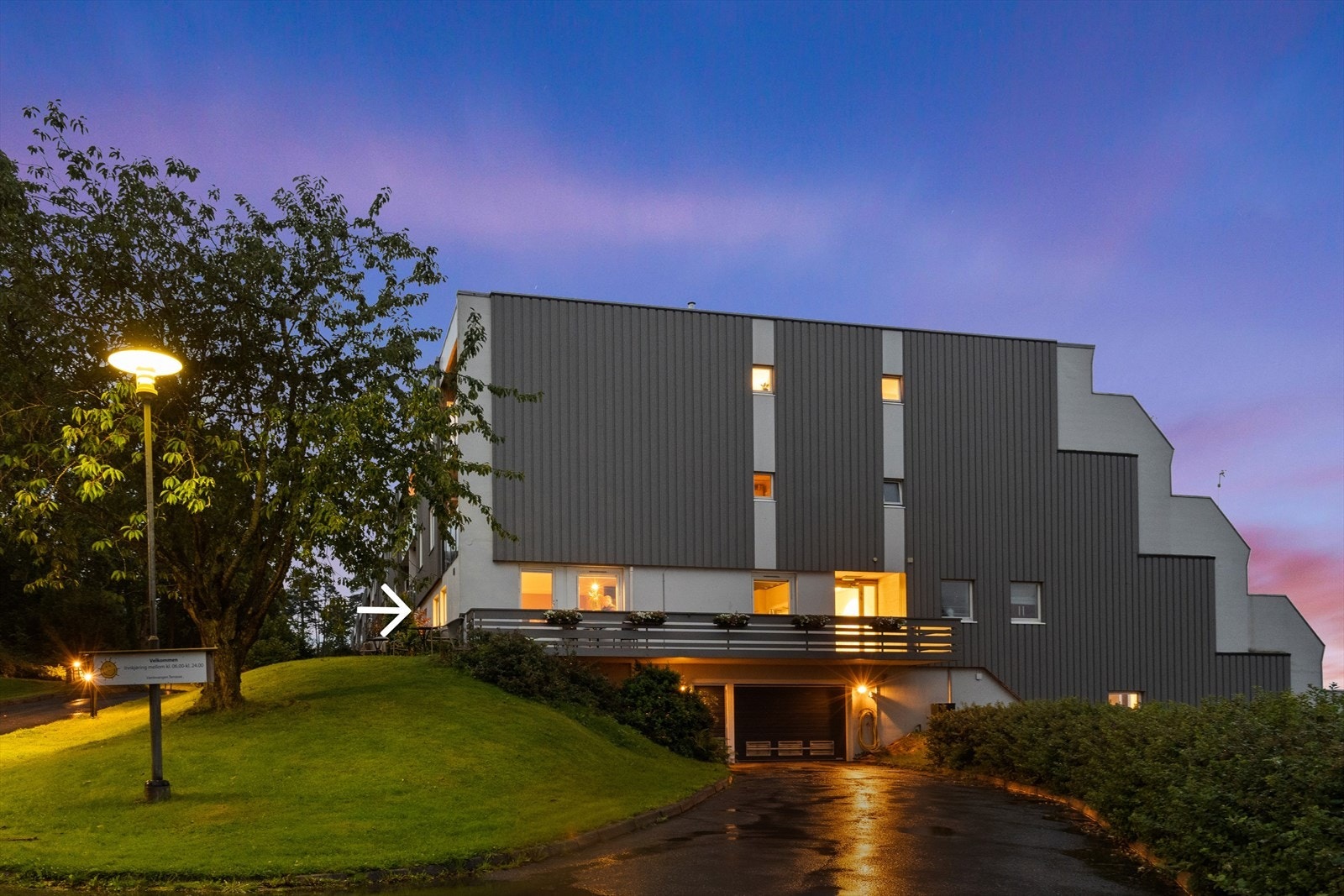 Det medfølger p-plass i felles garasjekjeller med innkjøring under terrassehuset. Galleribilde