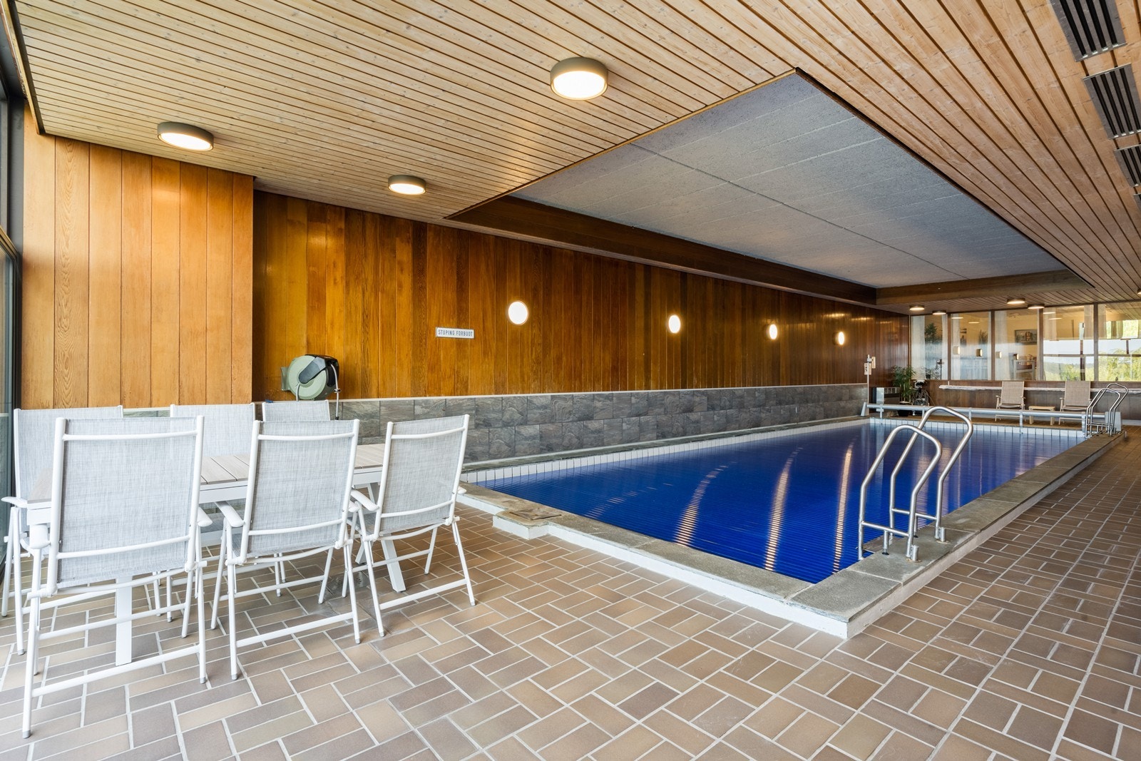 Felles svømmebasseng i kjeller Galleribilde