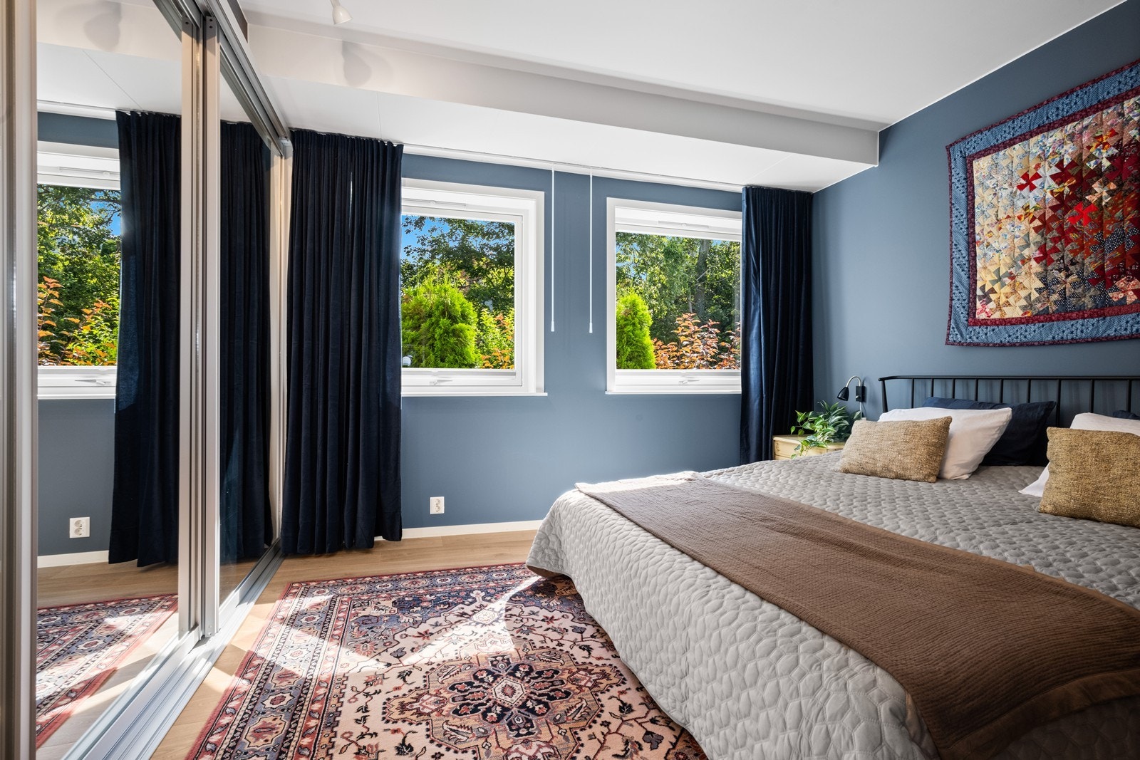 Hovedsoverom som har godt med skapplass Galleribilde