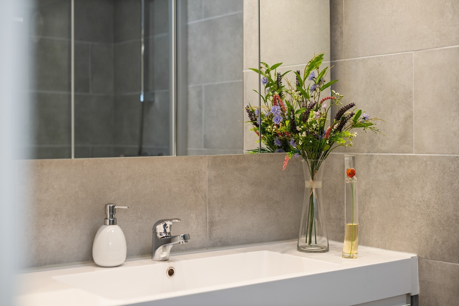 Badet har romslig servantinnredning med speilseksjon. Galleribilde