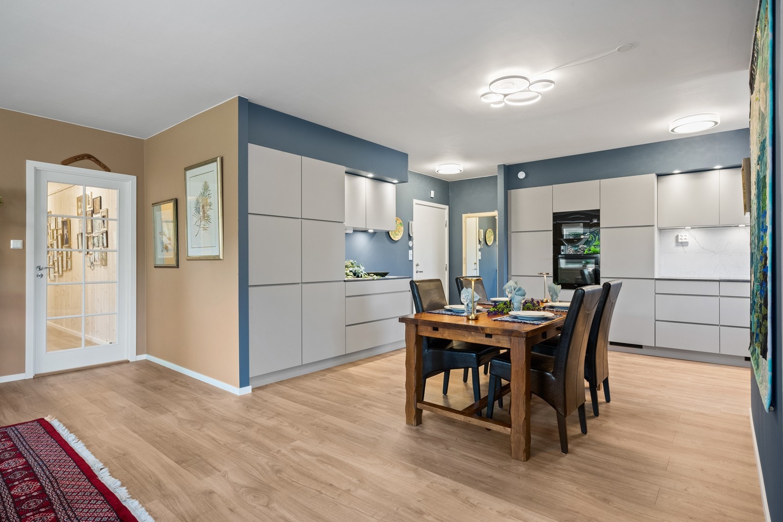 Det er god plass til romslig spisestue i tilknytning til kjøkkenet. Det er adkomst til soveromsfløy med baderom og innvendig bod fra stuen. Galleribilde