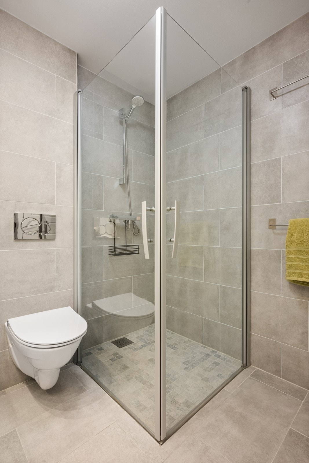 Det er romslig dusjnisje med glassdører. Galleribilde