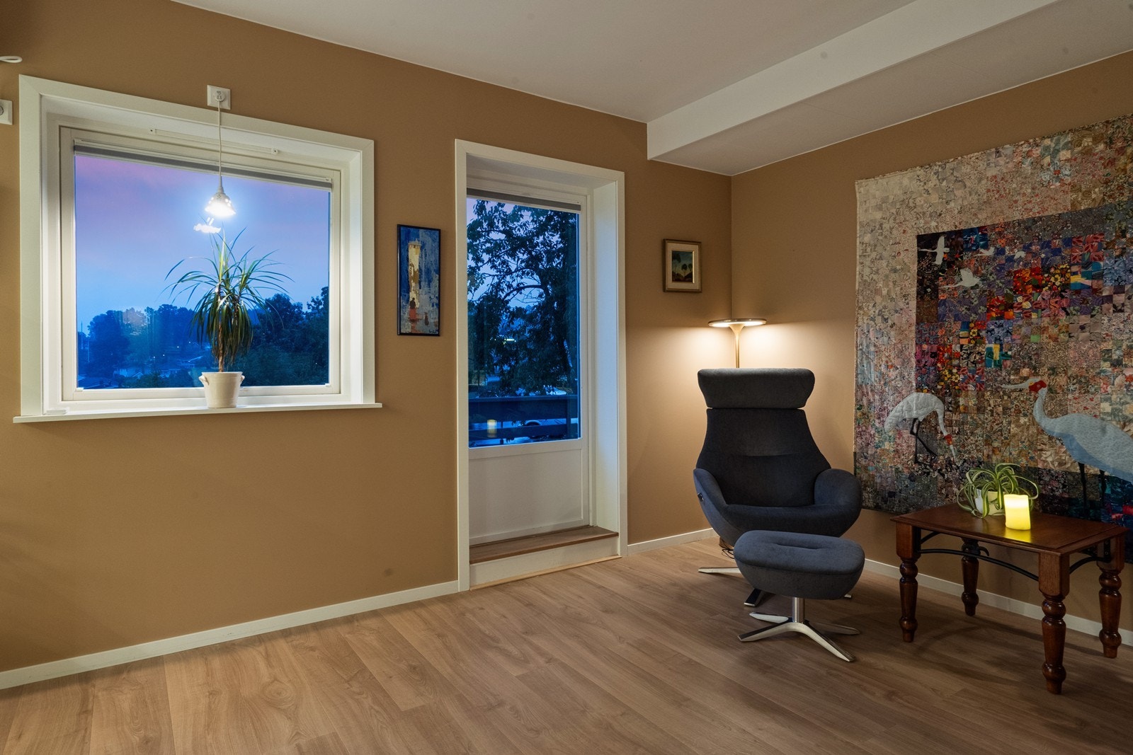 Adkomst ut fra stue. Galleribilde