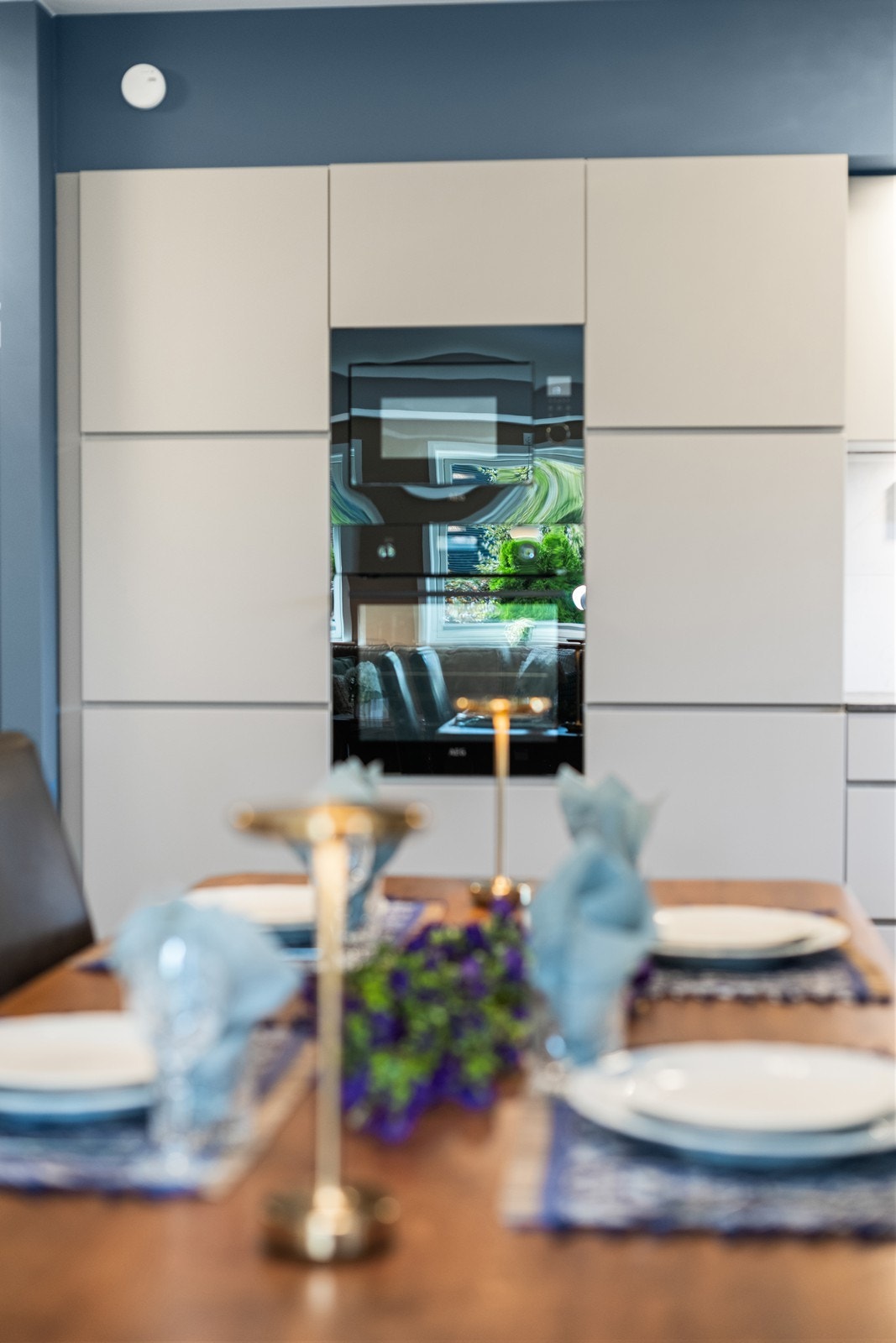 Det er integrete hvitevarer på kjøkkenet. Galleribilde