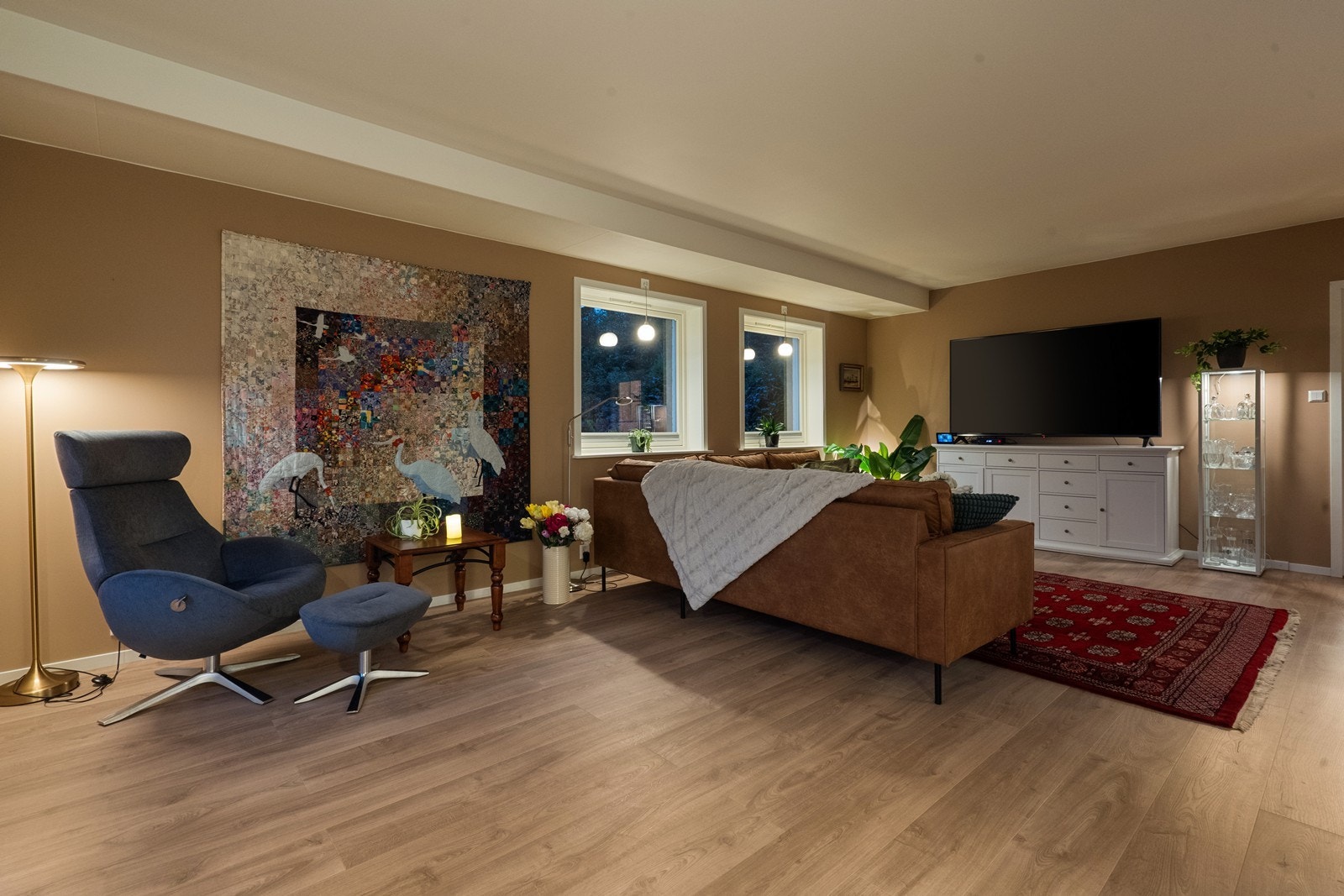 Romslig stue med plass til stor spisegruppe. Leiligheten ble oppusset i 2024. Galleribilde