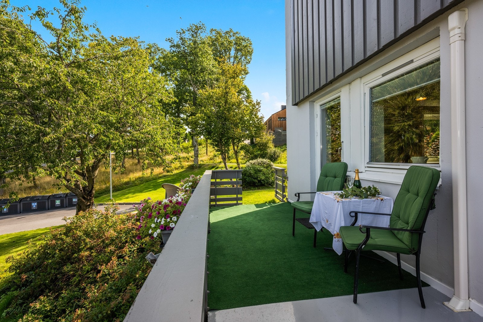 Lett og trappefri adkomst fra bakkeplan. Uteplassen fra stuen tilhører sameiet (rømningsvei). Galleribilde