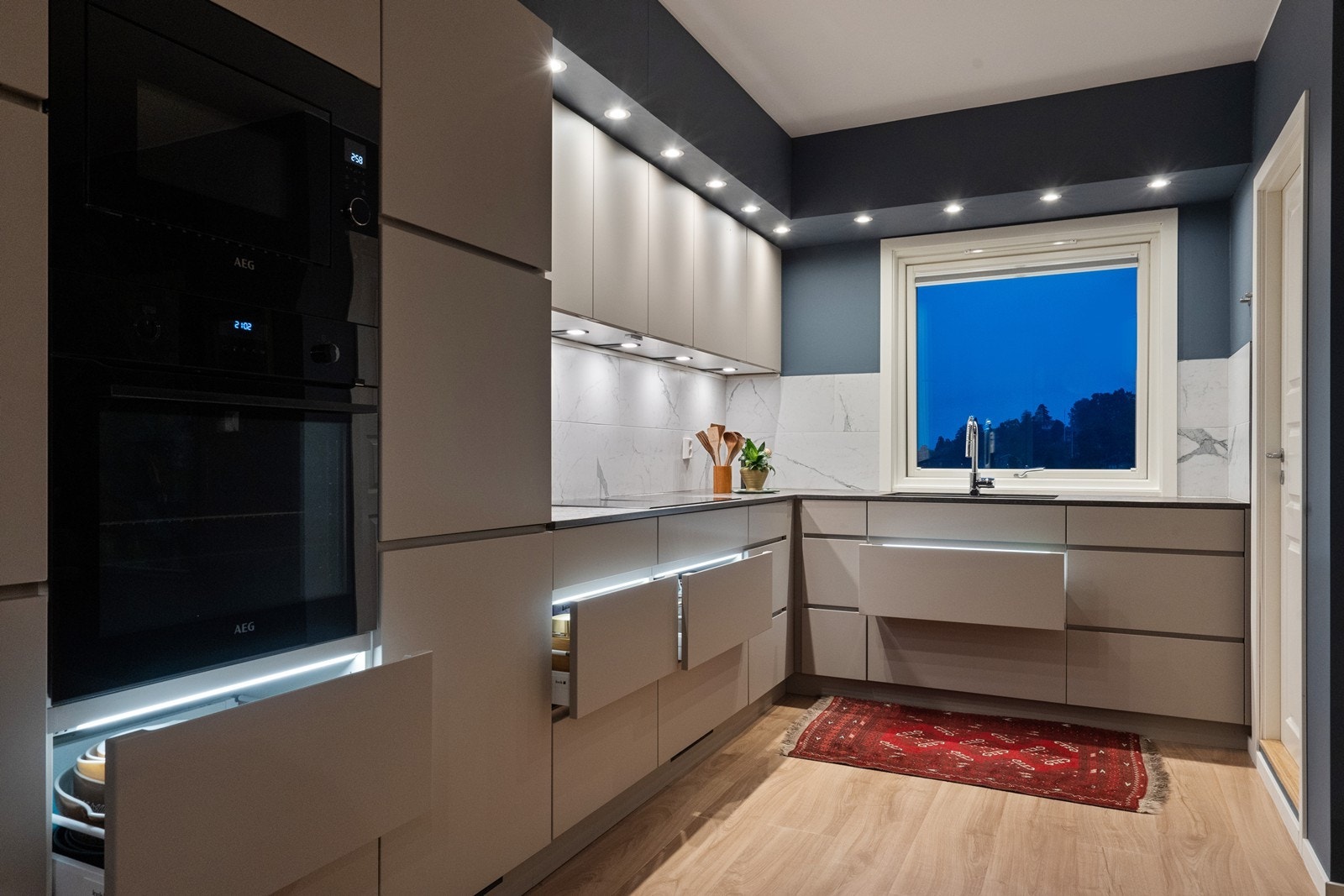 Lekker kjøkkeninnredning fra 2024 med integrert stekeovn, platetopp, kjøl-/fryseskap, mikrobølgeovn og oppvaskmaskin. Det er godt med skapplass i innredningen, samt rikelig med lys. Galleribilde