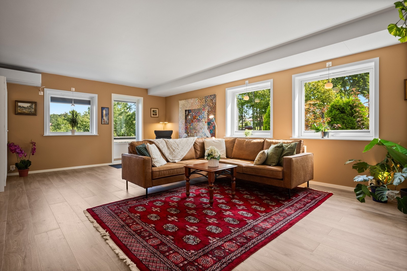 Praktisk leilighet på ett plan med entré, stue/kjøkken, to soverom, bad, vaskerom, gang og bod Galleribilde