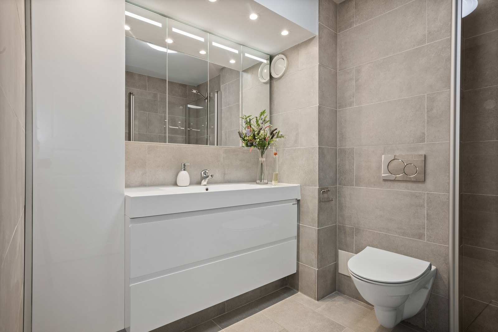 Stilig og innbydende bad fra 2024 med bla. dusjhjørne og varme i gulv Galleribilde