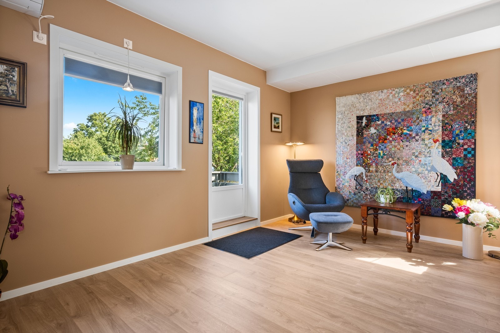 Gjennomgående pen laminat i leiligheten. Galleribilde