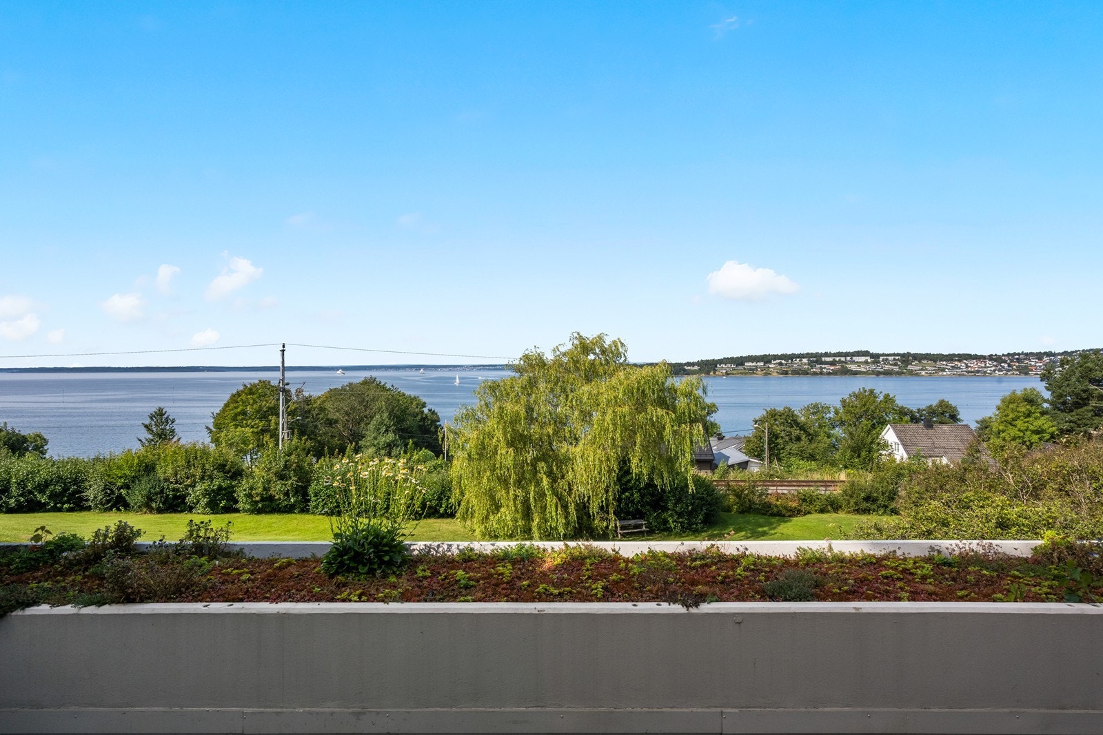 Det er flott utsikt fra terrassen utenfor selskapslokale som kan leies ved arrangmenter m.m. Galleribilde