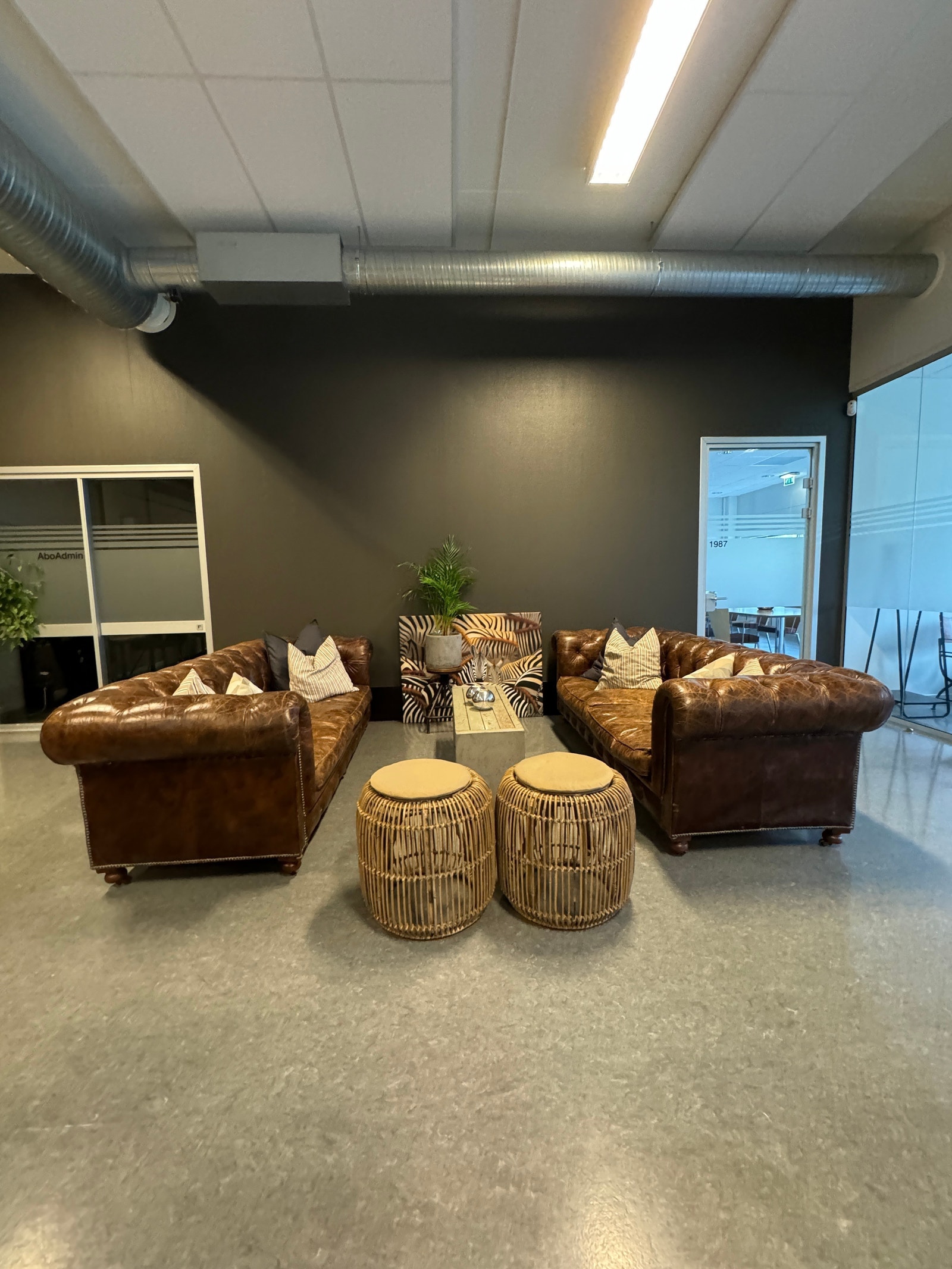 Mulighet for kantineløsning gjennom en samarbeidsavtale med leietaker i bygget, Akershus Reklameteam. Hyggelig sosial sone i kantinen Galleribilde