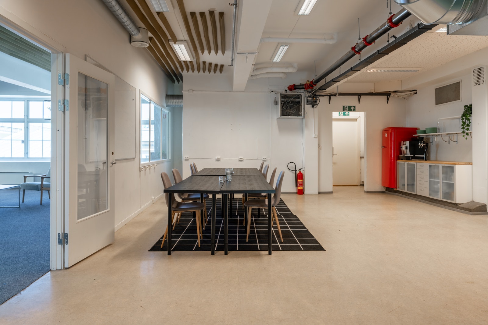 Stort sosialt rom med mulighet for kjøkkenkrok. Galleribilde