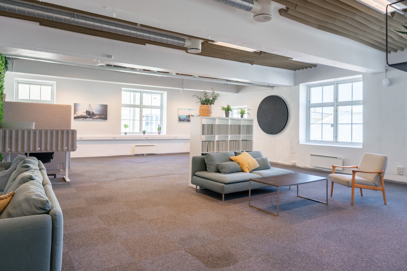 Her er det store rom med godt lysinnslipp. Merk at det ikke lenger er teppefliser på gulvene, men rent betonggulv. Galleribilde