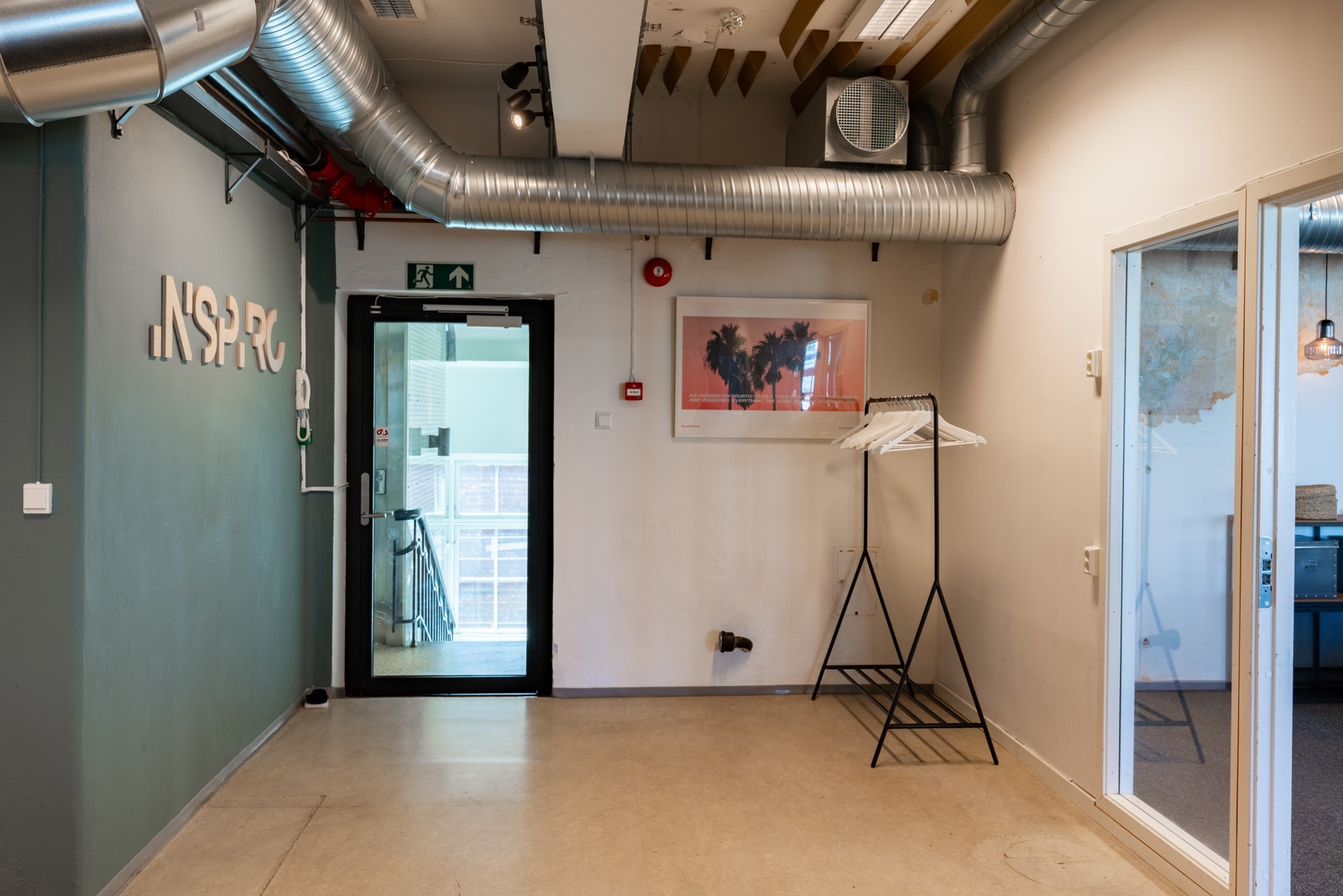 Inngangsparti til lokalene. Rett utenfor er det både trapp og heis. Galleribilde