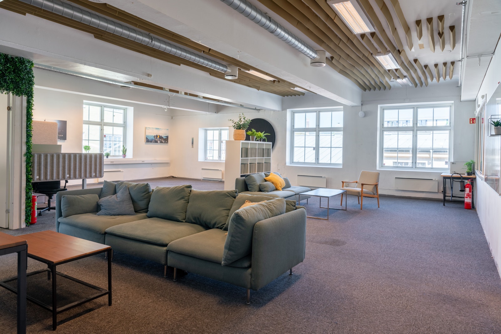 Her er det store rom med godt lysinnslipp. Merk at det ikke lenger er teppefliser på gulvene, men rent betonggulv. Galleribilde