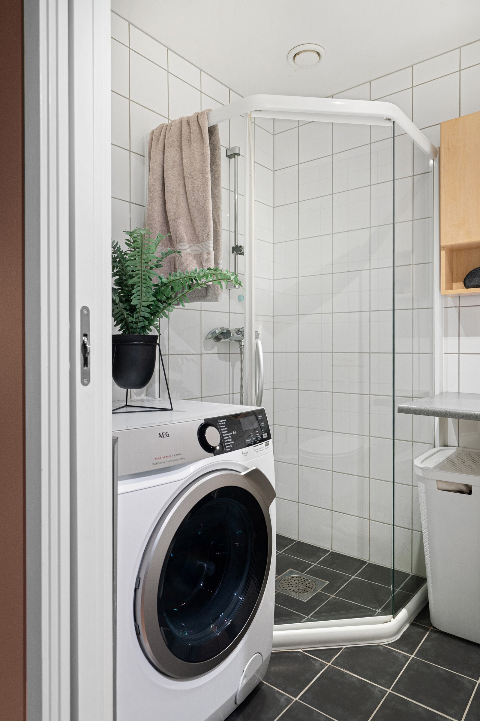 Badet oppleves svært praktisk og funksjonelt, og er videre utstyrt med toalett, dusjhjørne, samt opplegg for vaskemaskin. Det er selvfølgelig behagelig varme i gulv. Galleribilde