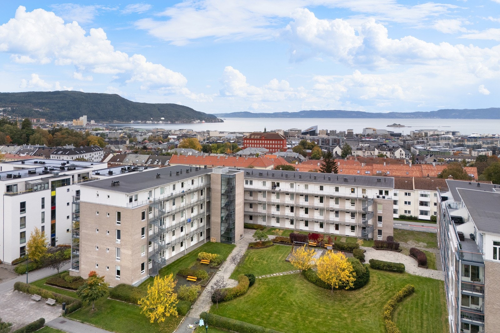 Leiligheten er en del av sameiet Rosenborg Park, med tilgang på flotte fellesområder, pent opparbeidet med store grøntarealer, beplantning, internstier og lekeapparater. Galleribilde