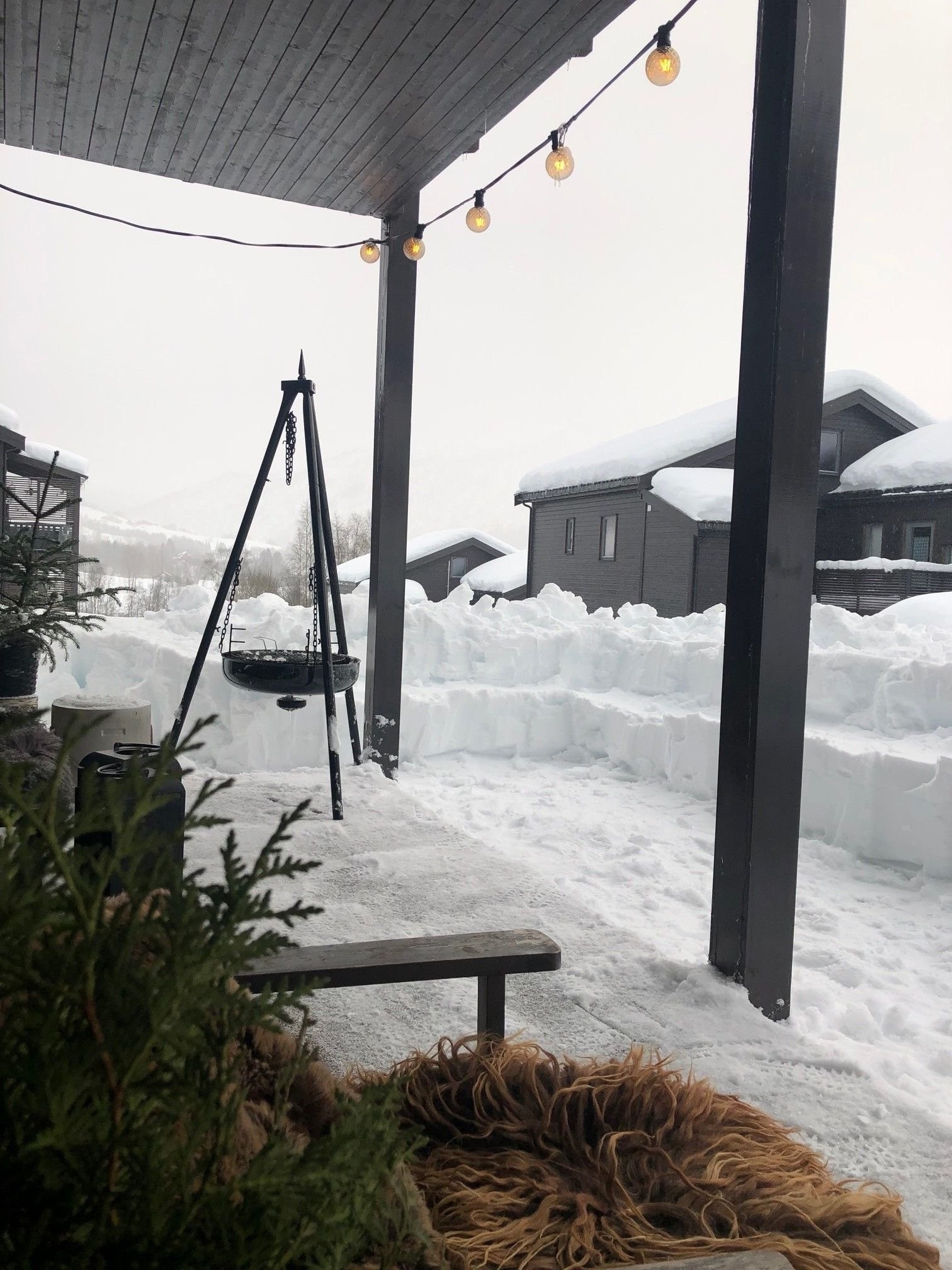 Sameiet har snøfres til måking av snø rundt bygget. Denne kan benyttes til å holde bålpanne plass utenfor terrassen. Galleribilde