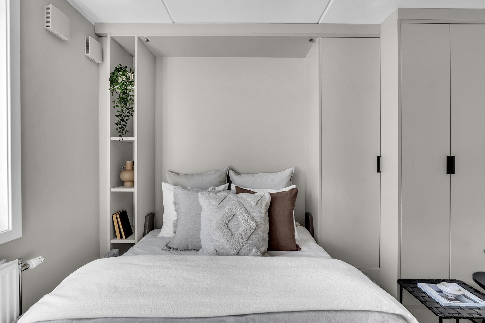 Med to større skap for oppebevaring av klær Galleribilde