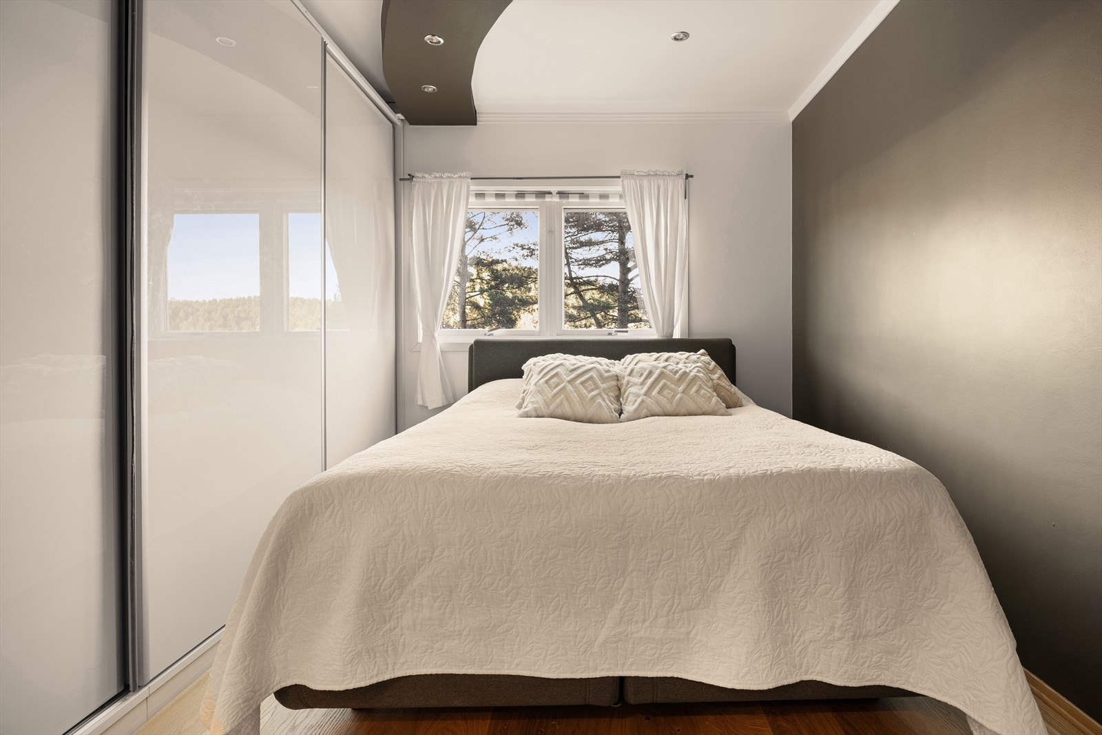 - Hovedsoverommet | Rommet er av god størrelse med plass til stor dobbeltseng og nattbord - Galleribilde