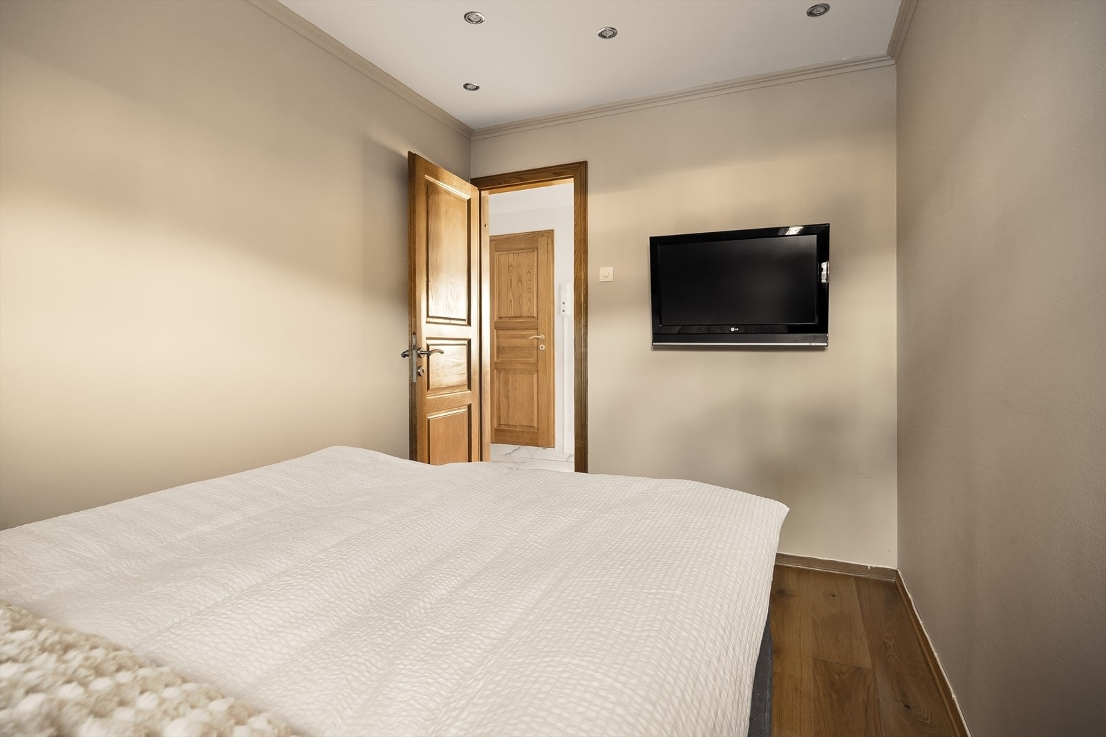 -Her er det god plass til seng, garderobeskap og diverse- Galleribilde