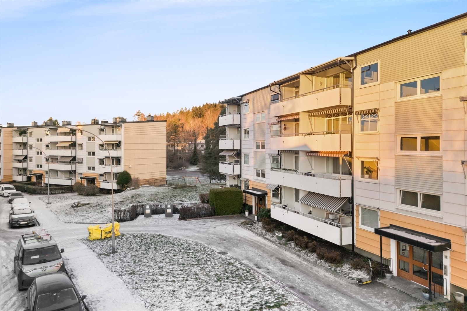 - Her bor du i naturskjønne omgivelser rett ved markagrensa, samt kort vei til offentlig transport, dagligvare og andre servicetilbud - Galleribilde