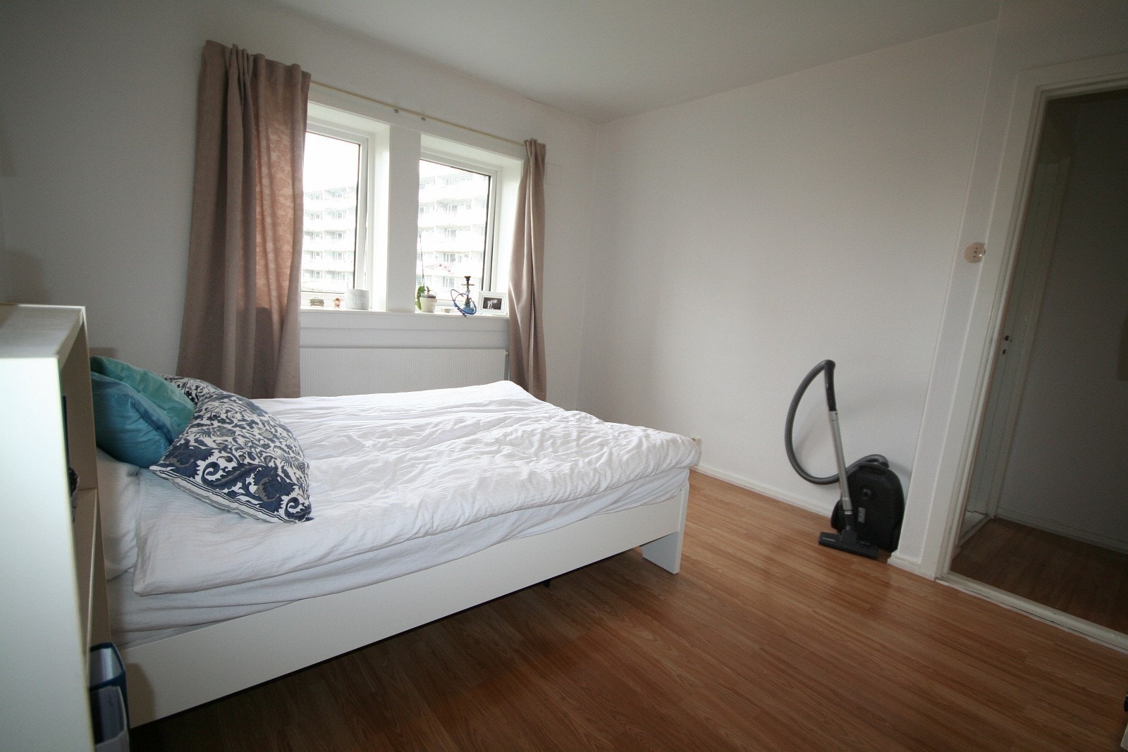 Sov 3. Første mann til mølla, master bedroom, solid skap løsning, plass til klær Galleribilde