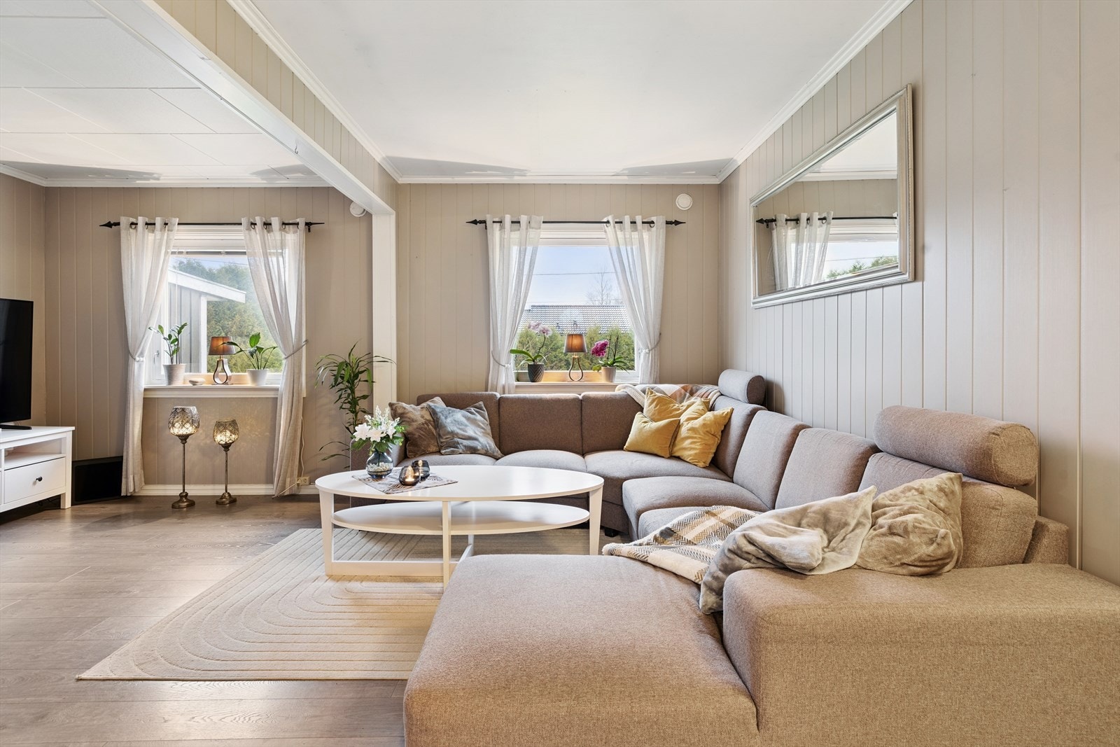 Lys og romslig stue (del av stuen var tidligere ett soverom) Galleribilde