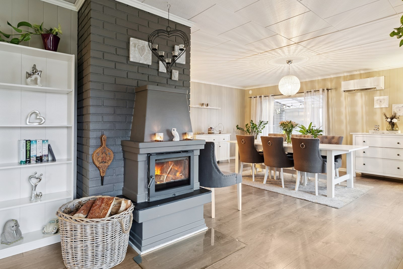 Koselig peis samt at man har varmepumpe i spisestuen Galleribilde