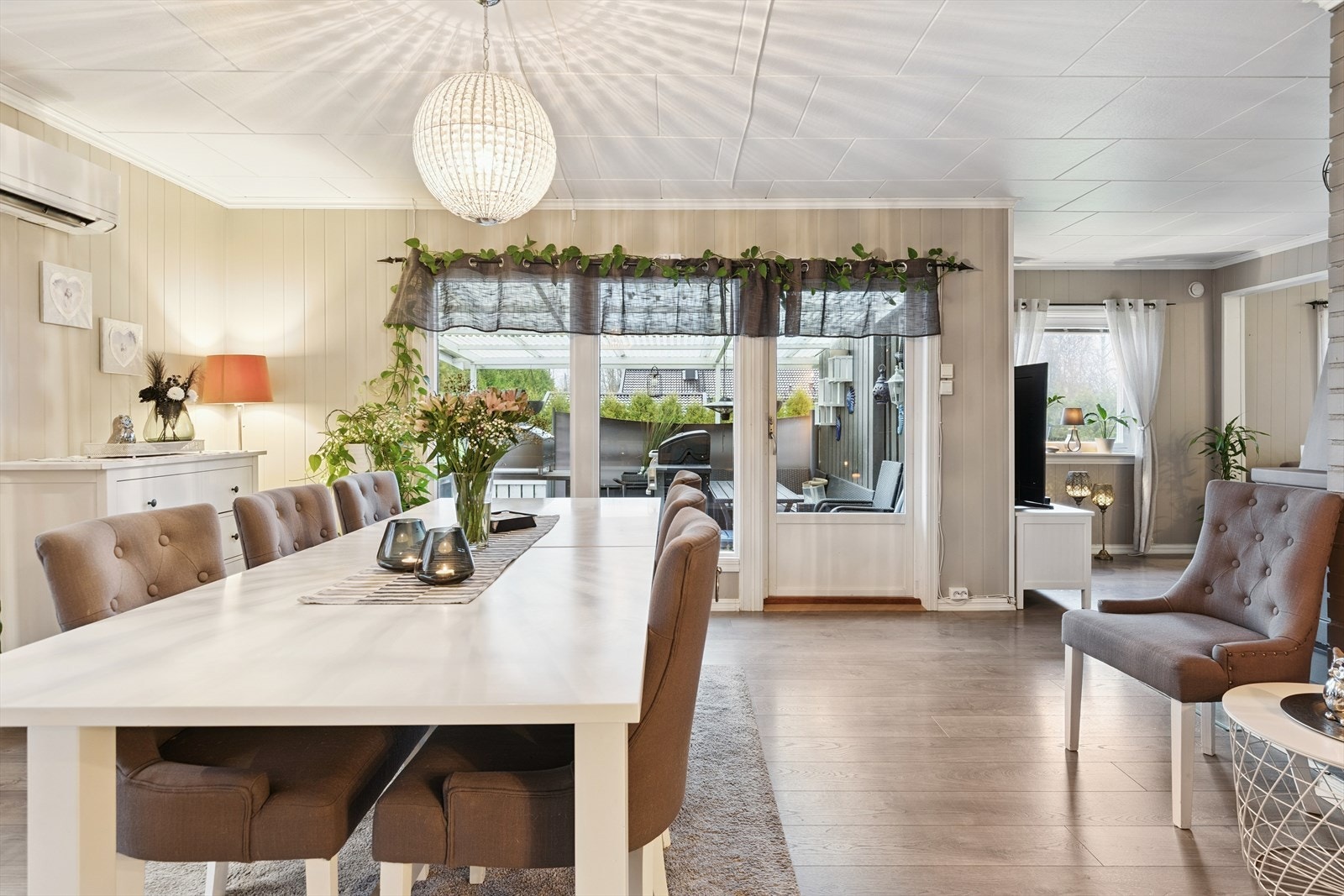 Utgang til stor terrasse fra stue/spisestue Galleribilde