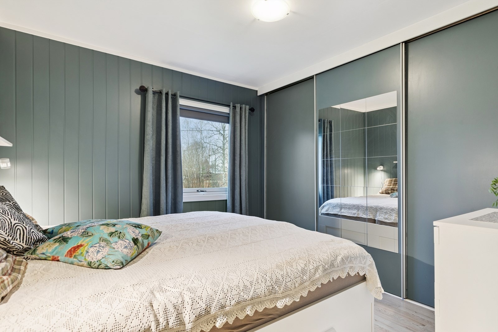 Hovedsoverom med stor skyvedørsgarderobe Galleribilde