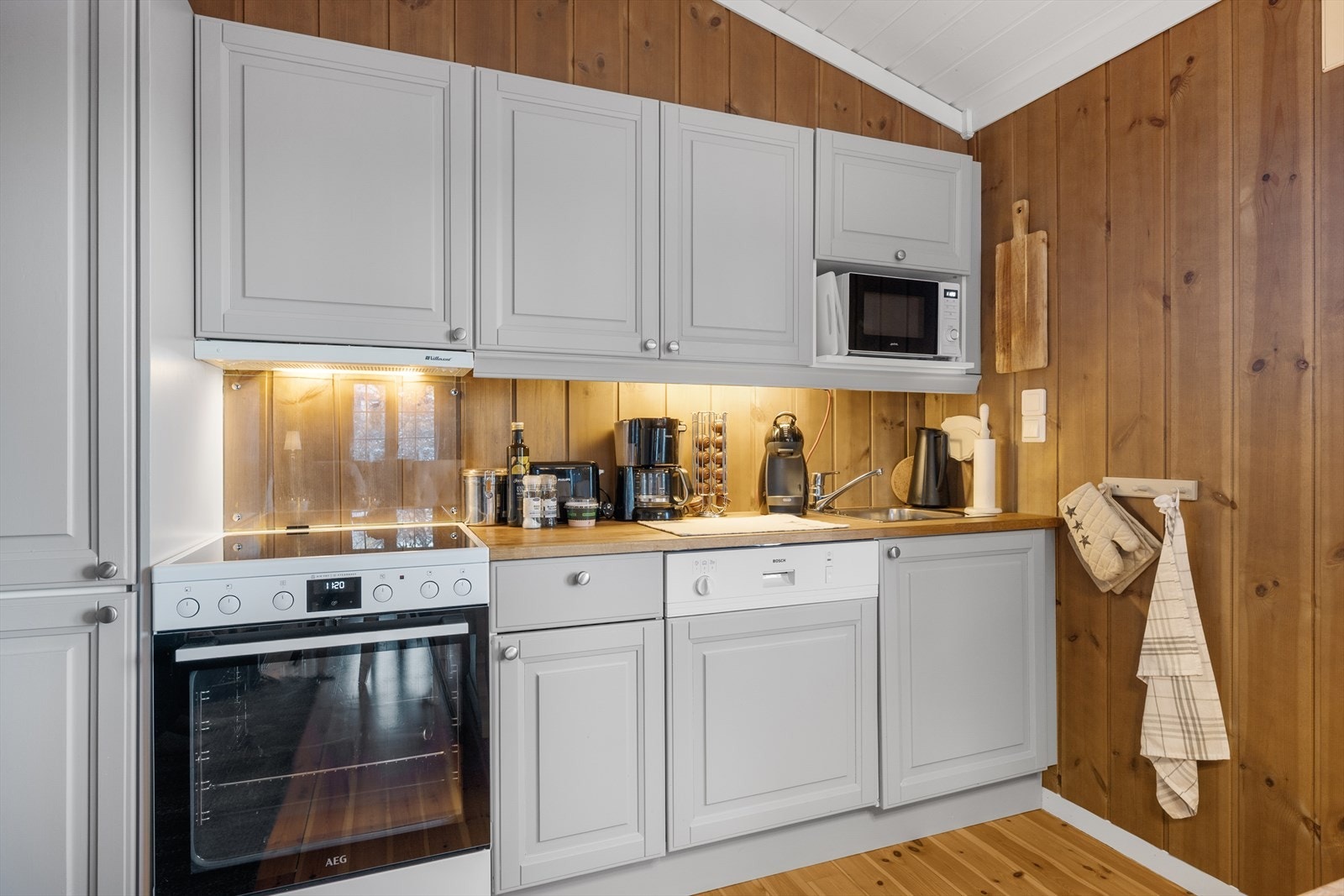 Lys innredning med profilerte fronter og benkeplate i heltre. Galleribilde