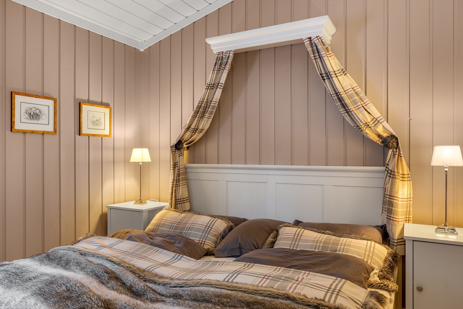 God plass til dobbeltseng og nattbord. Galleribilde