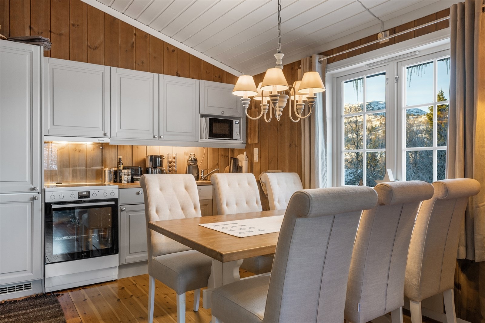 Hyggelig spiseplass ved vinduet! Galleribilde