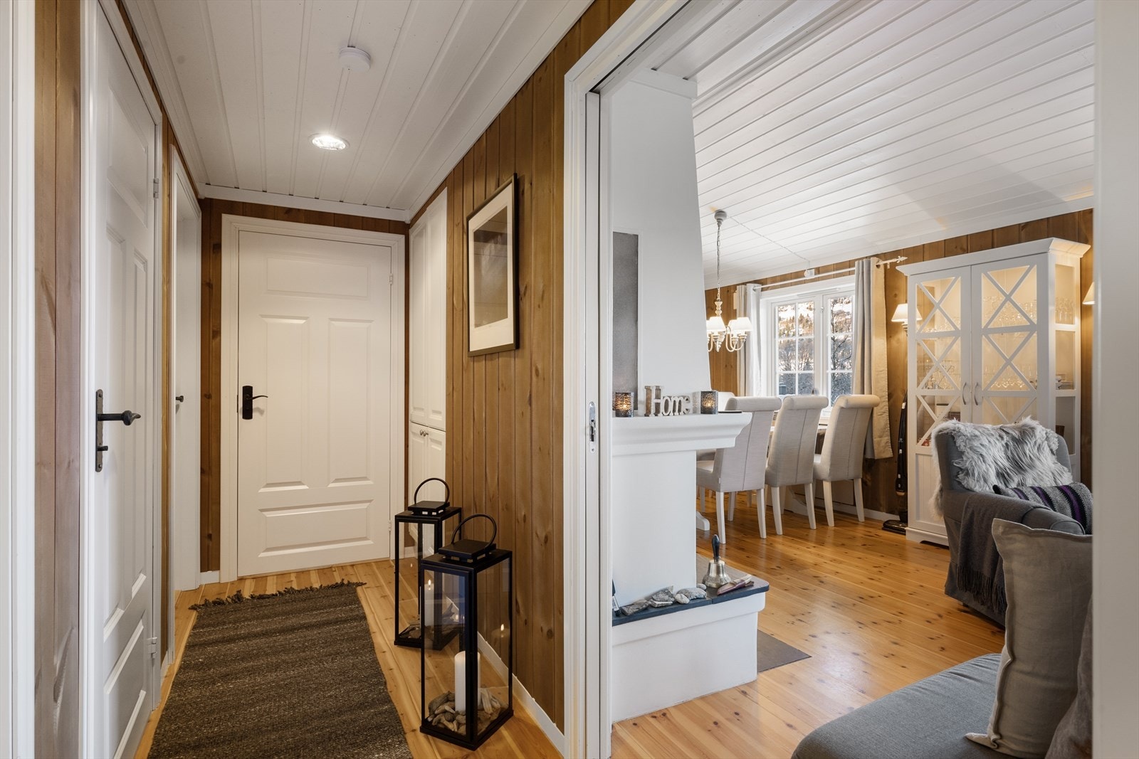 Fra gangen kommer man videre inn i stue og kjøkken. Galleribilde